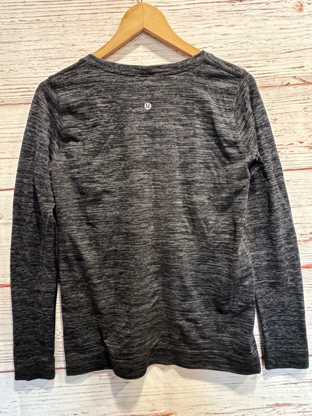 Lululemon Swiftly Relaxed Long Sleeve in Black / White / Black Sz 4 - Picture 6 of 9